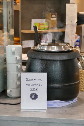 Cafe-M Heißtheke Gulaschsuppe